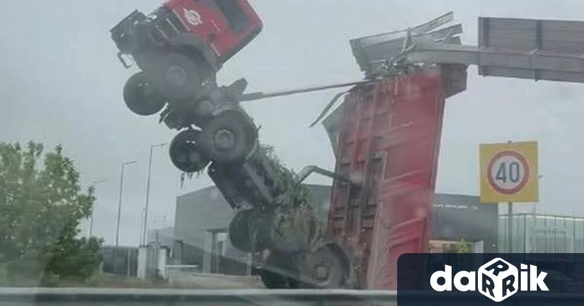 Необичаен пътен инцидент е станал тази нощ около 2 00 часа