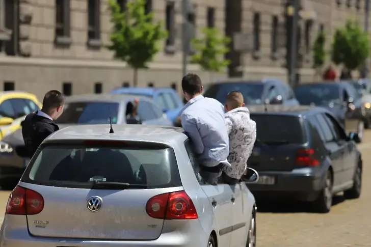 Близо 6000 абитуриенти празнуват в Пловдив, МВР със засилени проверки по време на баловете