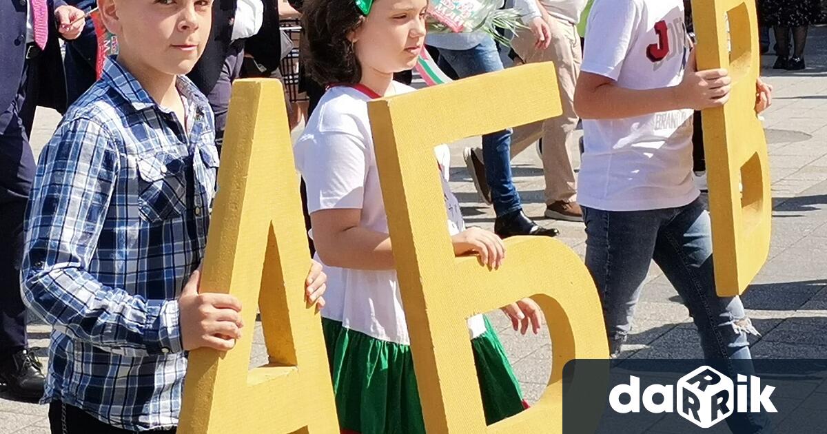 Спразничношествиенаученици студенти образователни институции и дейци на културата предвожданиотдетски оркестри и свещеници