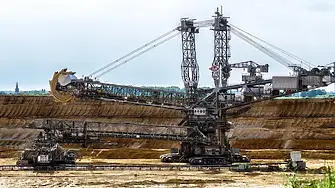 Близо 300 миньори са блокирани под земята в златна мина в ЮАР