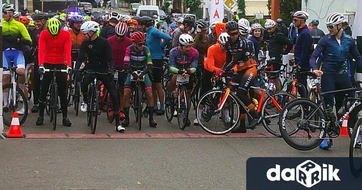 Точно в 10 часа от площад Чипровско въстание кметът на