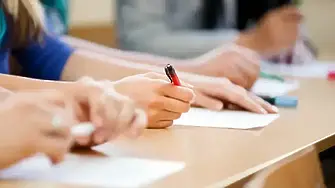Над 50 хиляди зрелостници пишат по вариант 4 на матурата по БЕЛ (ОБНОВЕНА)