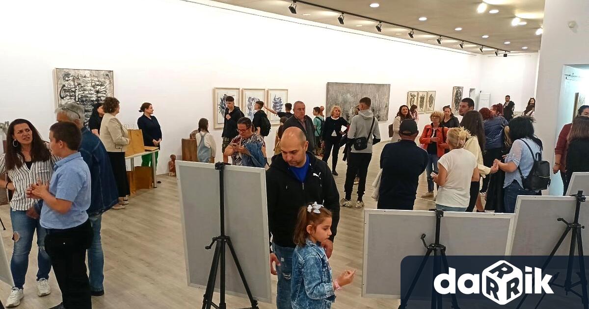 Отличените участници в организирания от Община Плевен конкурс за детска