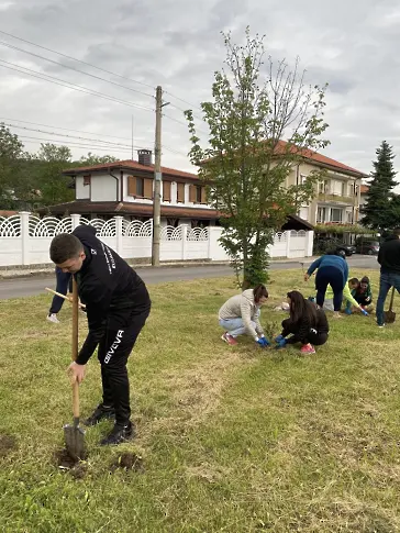Десетки доброволци се включиха в екологичната инициатива на Община Мездра „Засади дърво, остави следа“