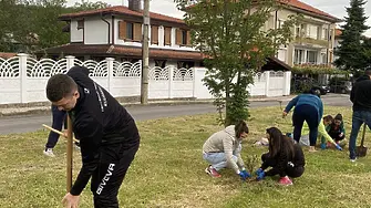 Десетки доброволци се включиха в екологичната инициатива на Община Мездра „Засади дърво, остави следа“