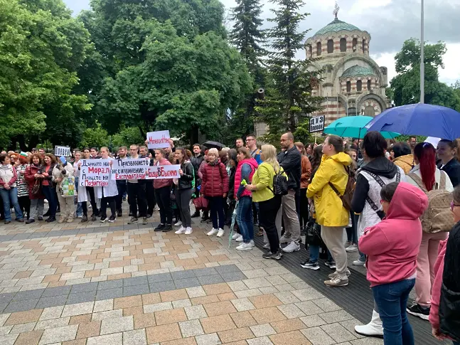 Протестът на медици в Плевен събра множество недоволни