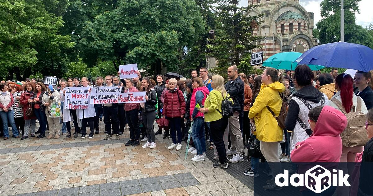 С възгласи Протестът е за вас елате при нас и