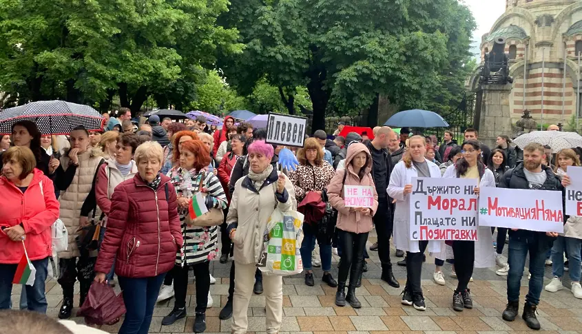  Протестът на медици в Плевен събра голям брой недоволни 