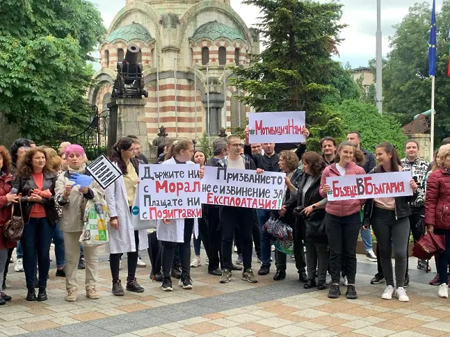  Протестът на медици в Плевен събра голям брой недоволни 