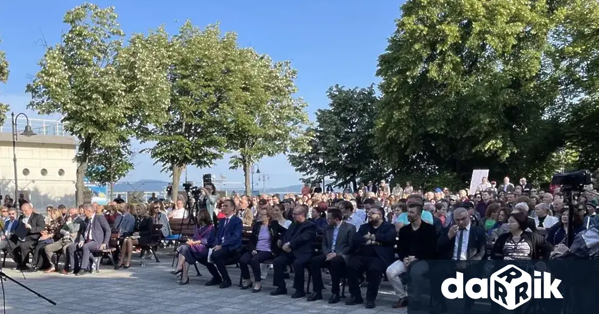 Събитието се провежда винаги в навечерието на Деня на българската