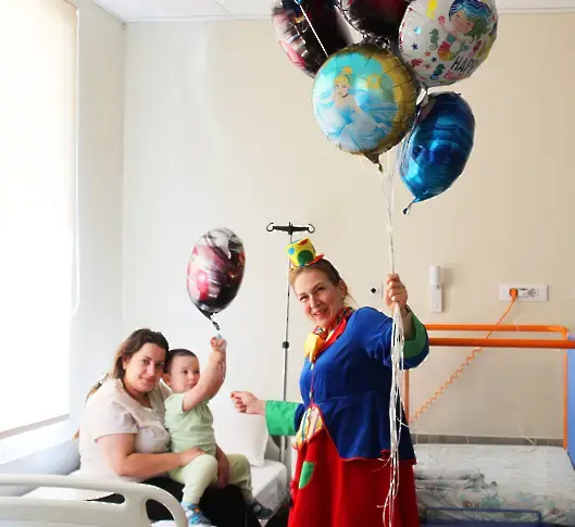  В,Мама и Аз’ зарадваха децата за 1 юни с пъстри балони 