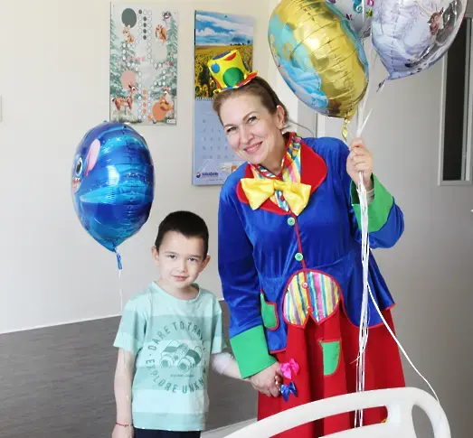  В,Мама и Аз’ зарадваха децата за 1 юни с пъстри балони 