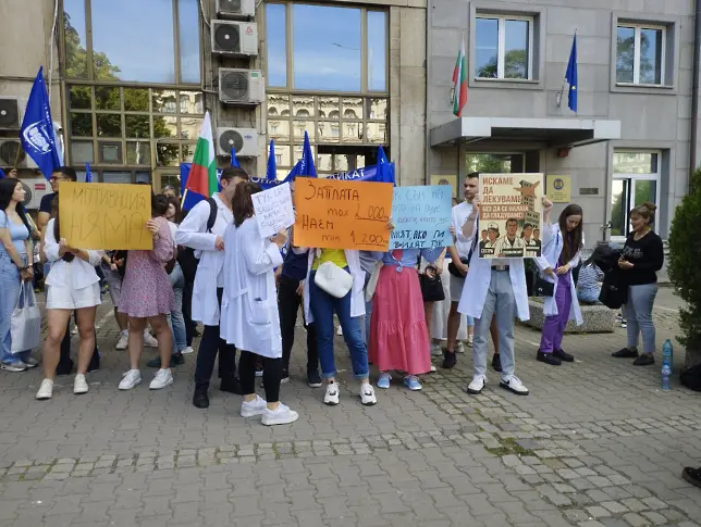 Протест на млади медици спря движението в сърцето на столицата