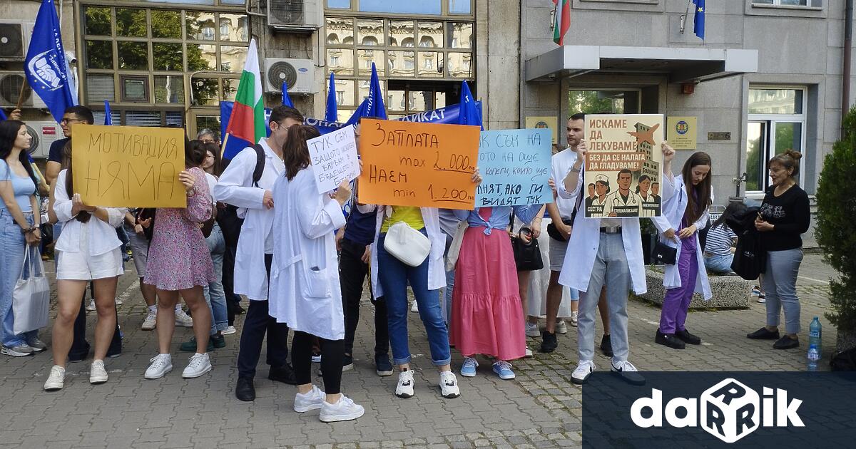 Протест на млади медици лекари специализанти студенти по медицина и специалисти