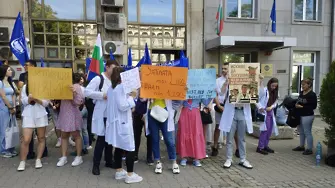 Протест на млади медици спря движението в сърцето на столицата