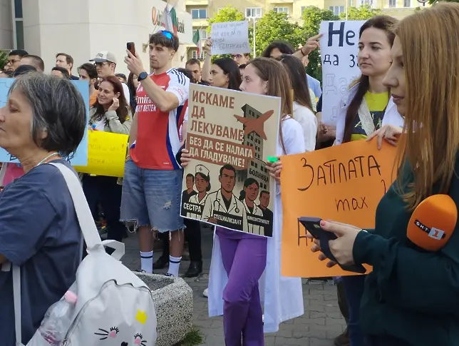  Протест на млади медици спря придвижването в сърцето на столицата 