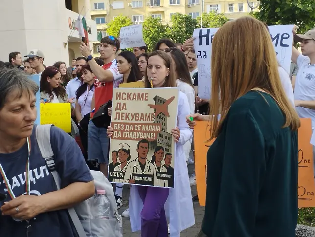  Протест на млади медици спря придвижването в сърцето на столицата 