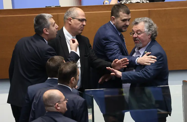 Викове и напрежение в парламента (СНИМКИ)