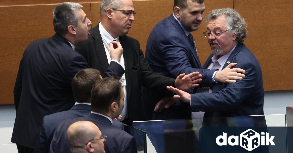 Градусите в народното събрание се покачиха до червено В спор влязоха