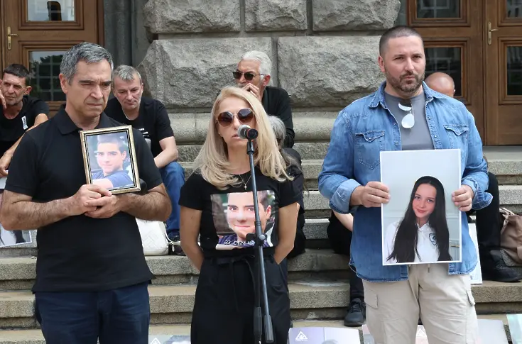 Навръх 1 юни бдение събра граждани и родители на деца, загинали на пътя