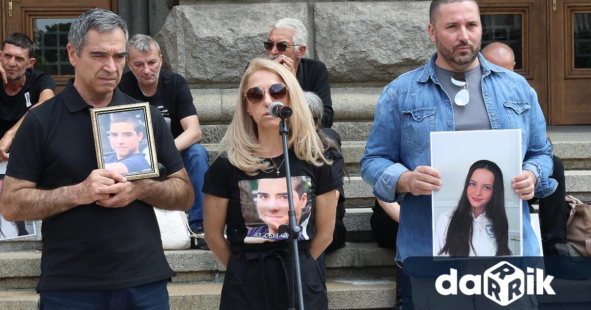 Мирно бдение в памет на децата загинали на пътя пред