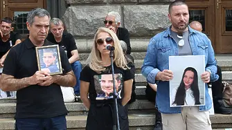 Навръх 1 юни бдение събра граждани и родители на деца, загинали на пътя