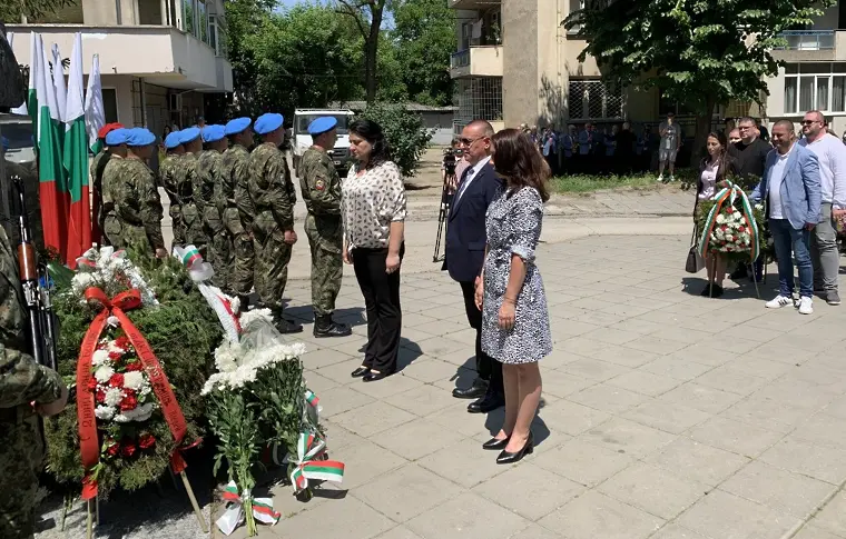 Плевен отбеляза Деня на Ботев и загиналите за свободата на България/СНИМКИ/