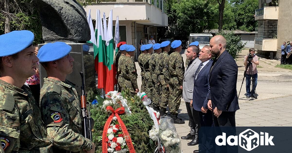 С паметен ритуал патриотични стихотворения песниивой на сирени които огласиха целия