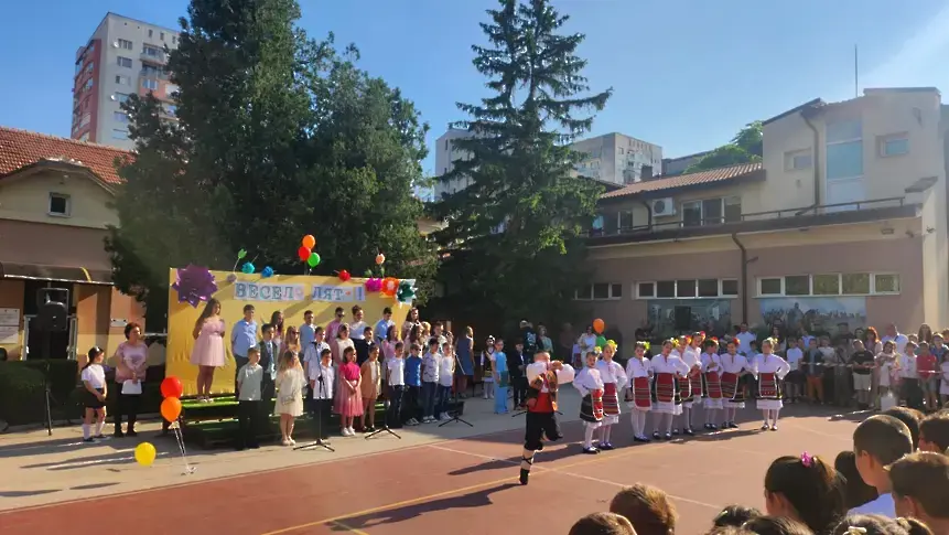  В НУ „ Христо Ботев “ означиха последния образователен ден за учениците от 1 до 3 клас 