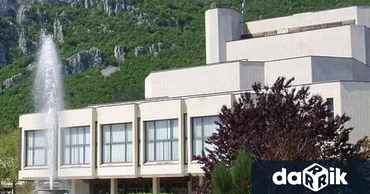 Момче счупи прозорец на Врачанския театър Случката се е раззиграла