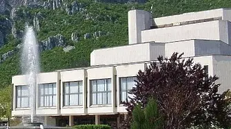Непълнолетен счупи  прозорец на театъра във Враца