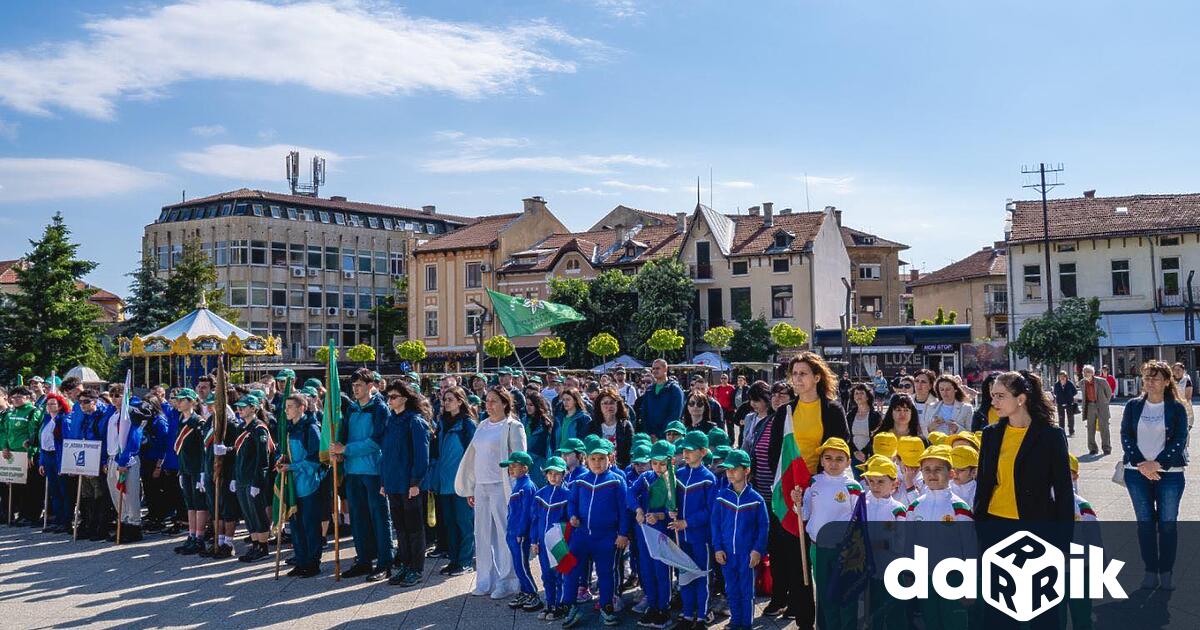 На тържествена церемония на площад Христо Ботев бяха изпратени участниците