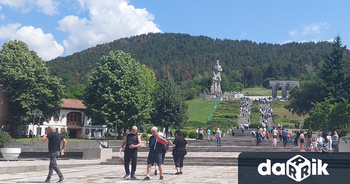 С военен ритуал и изнасяне на знамето на Ботевата чета