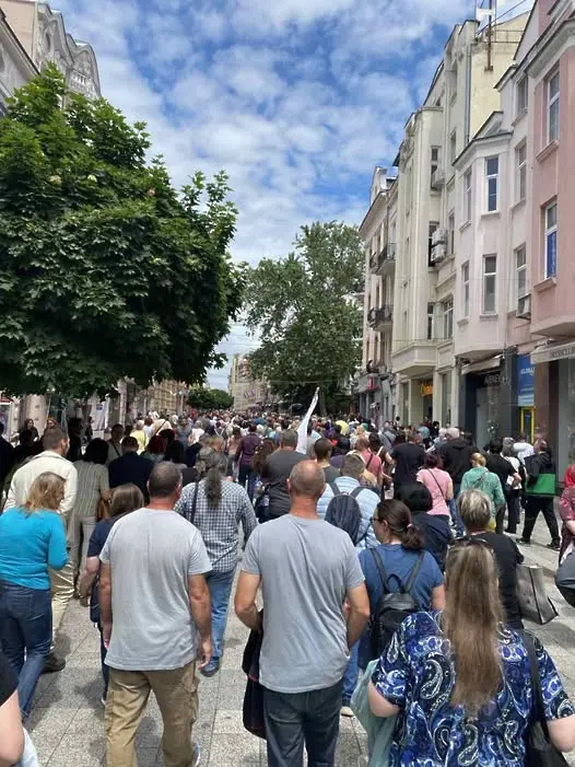 Протест срещу еврото събра пловдивчани на пл. „Съединение“ в Пловдив