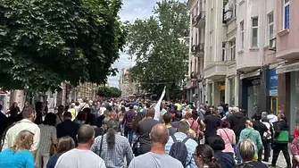 Протест срещу еврото събра пловдивчани на пл. „Съединение“ в Пловдив