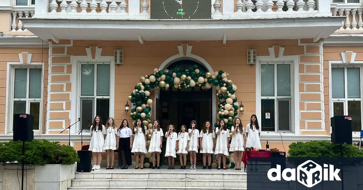 С тържествена церемония Средно училище Христо Ботев отбеляза патронния си