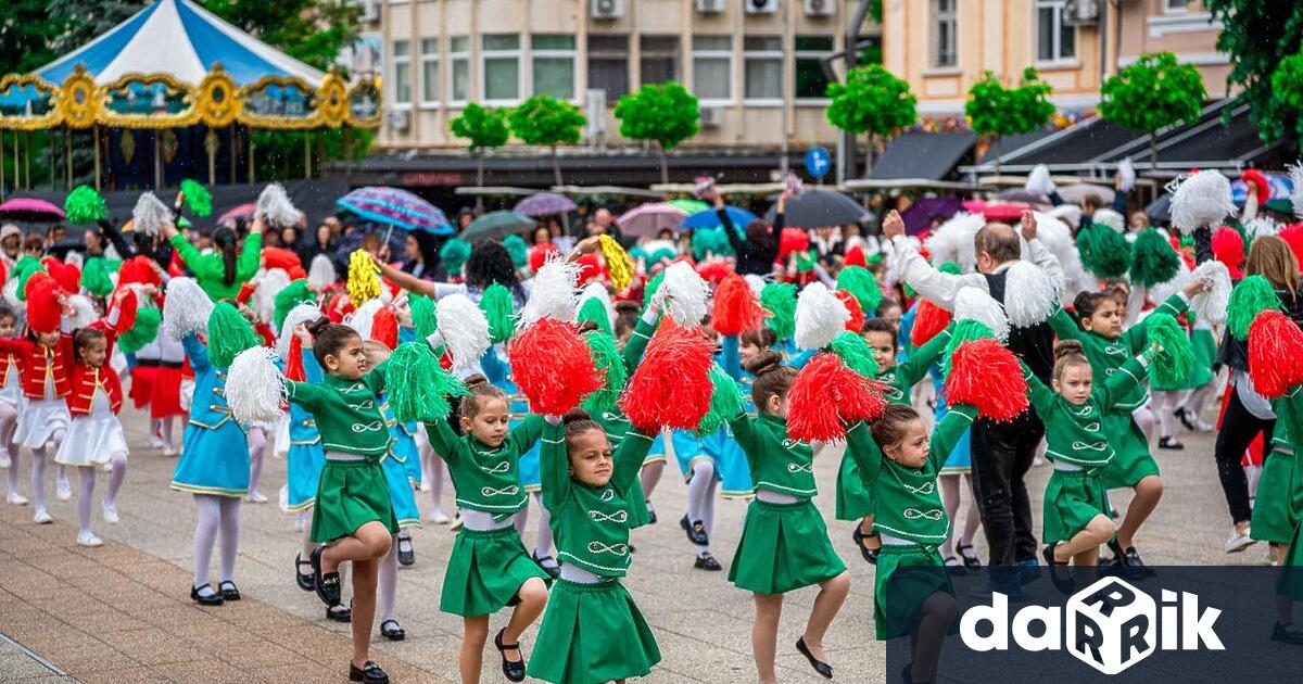 Стотици възпитаници на детски градини и училища участват в осмото