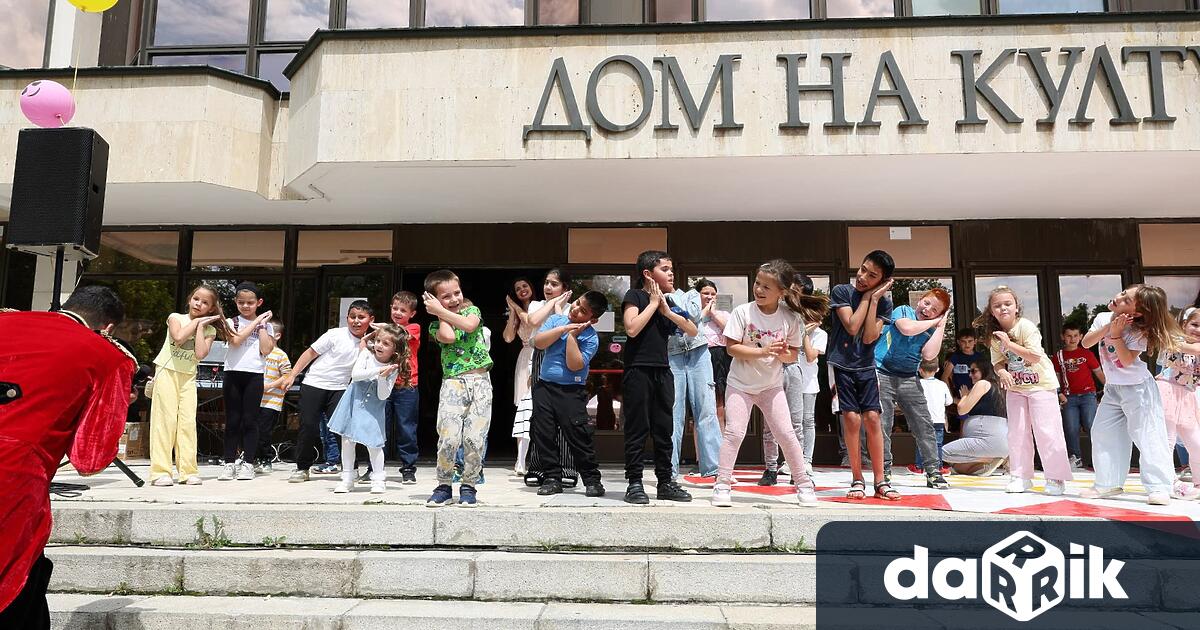 Паркът пред Дом на културата Мара Белчева се изпълни от десетки