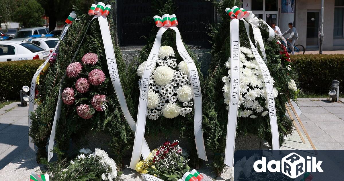 Както всяка година оглушителният вой на сирените прикова признателните