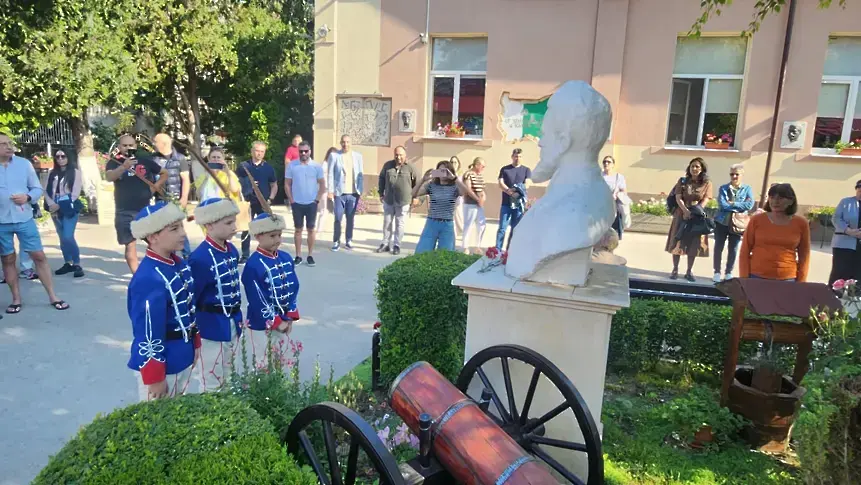  В НУ „ Христо Ботев “ означиха последния образователен ден за учениците от 1 до 3 клас 