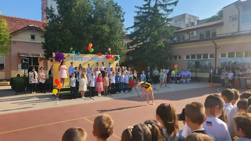  В НУ „ Христо Ботев “ означиха последния образователен ден за учениците от 1 до 3 клас 