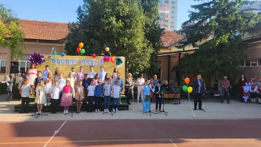  В НУ „ Христо Ботев “ означиха последния образователен ден за учениците от 1 до 3 клас 