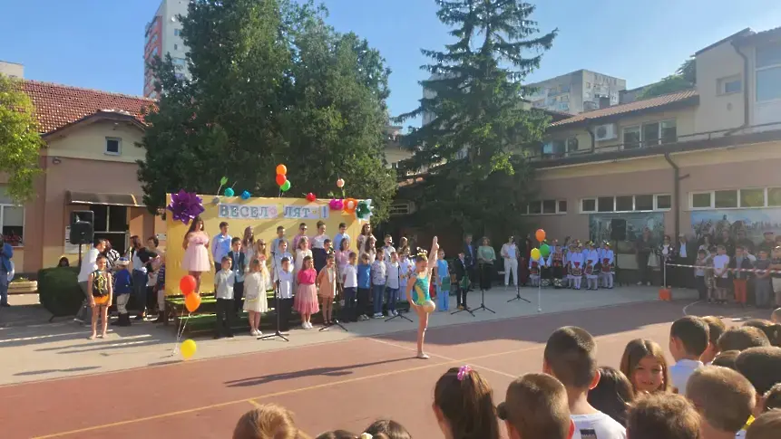  В НУ „ Христо Ботев “ означиха последния образователен ден за учениците от 1 до 3 клас 