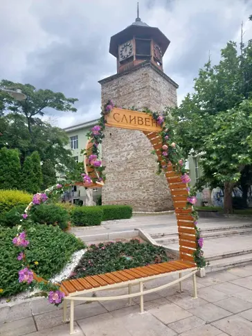 Дариха на Сливен цветна пейка - сърце за обогатяване на градската среда