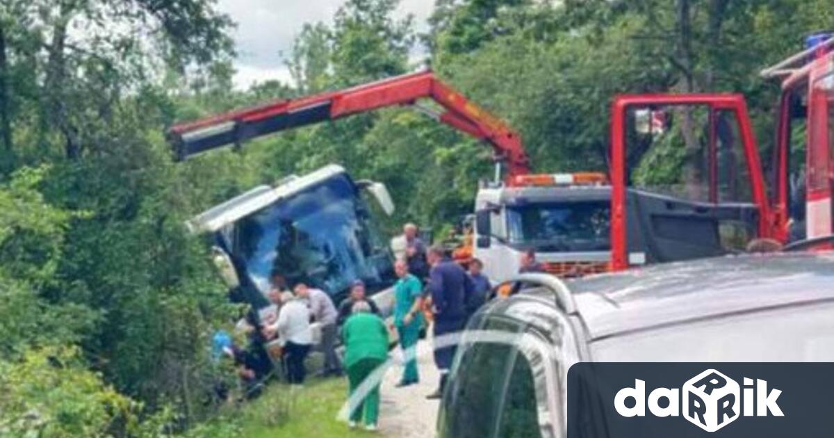 Автобус с варненска регистрация катастрофира на 500 метра от жп