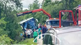 Автобус с над 30 пътници катастрофира край Боженци