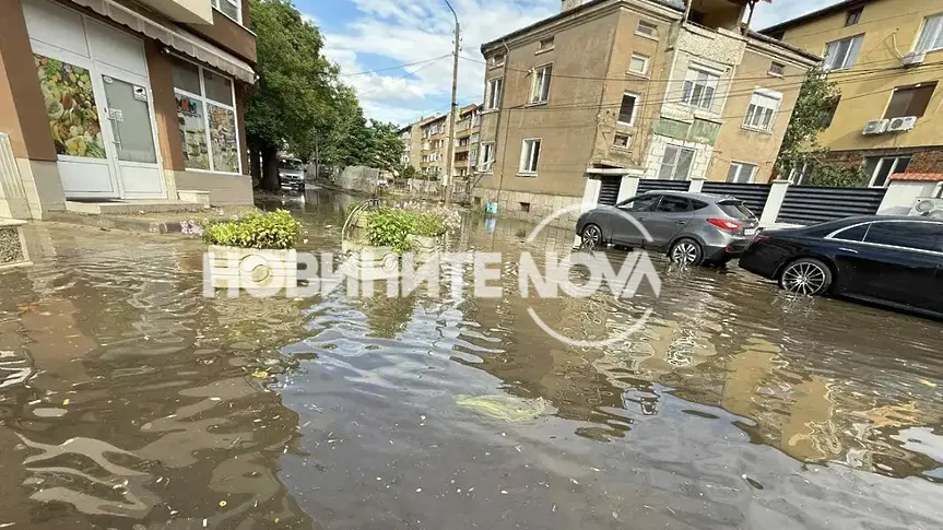 Проливен дъжд наводни улици в Пазарджик
