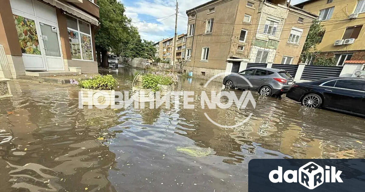 Улици в Пазарджик се наводниха след 10 минутния дъжд този следобед