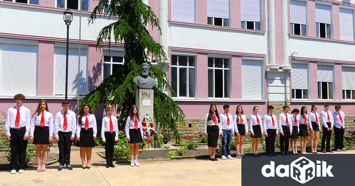 Тази година на 2 юни церемонията по поднасяне на цветя