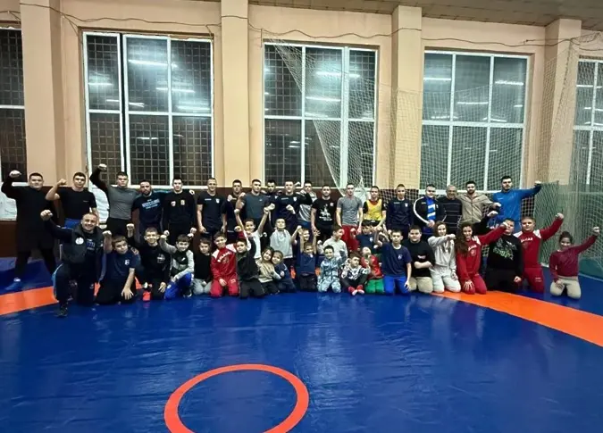 Спортен турнир по борба призовава младите да кажат „Не!“ на наркотиците и насилието